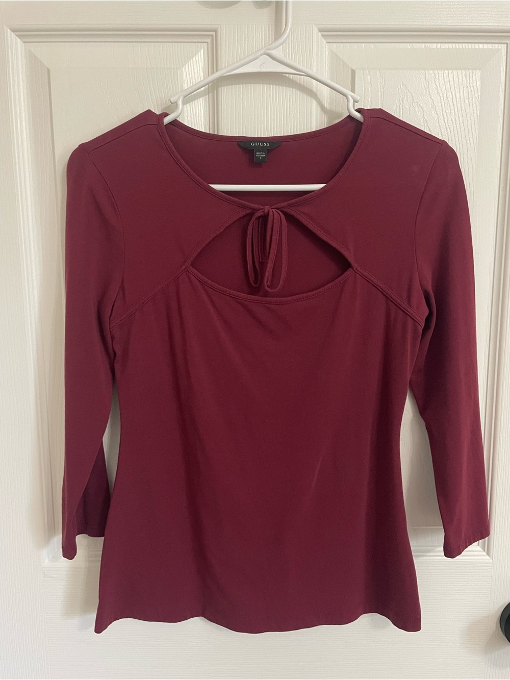 GUESS Burgundy Tie-Keyhole Quarter Sleeve Top